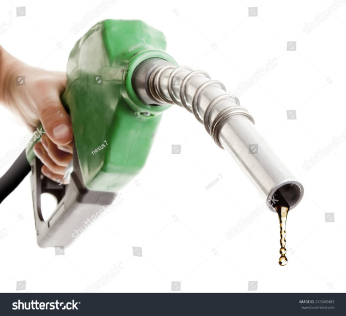 malehandholdinggasnozzleimage