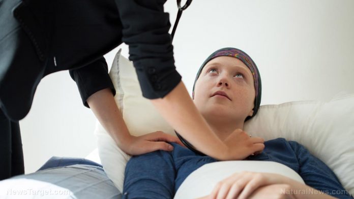 Nurse-Check-Patient-Cancer-Chemotherapy