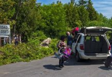 Unvaccinated migrants being welcomed into Canada at Roxham Road